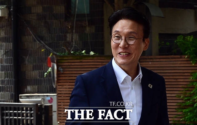 김민석 국무총리 후보자가 17일 오전 서울 종로구 통의동 금융감독원연수원에 마련된 청문회 준비단 사무실로 출근하고 있다. /임영무 기자