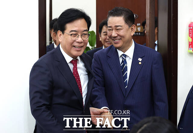 김병기 더불어민주당 원내대표(오른쪽)가 17일 오후 서울 여의도 국회에서 송언석 국민의힘 원내대표를 예방해 악수하고 있다. /국회=남윤호 기자