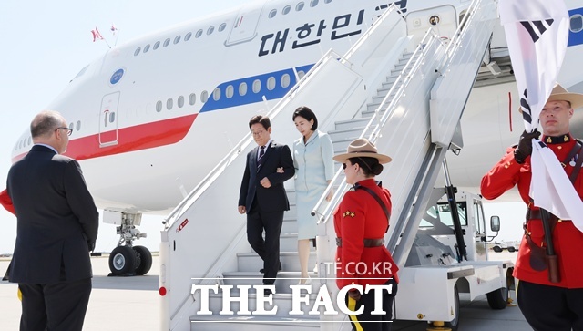 주요 7개국(G7) 정상회의에 참석하는 이재명 대통령이 16일(현지 시간) 캐나다 앨버타주 캘거리국제공항에 도착해 김혜경 여사와 공군 1호기에서 내리고 있다. /캘거리=뉴시스