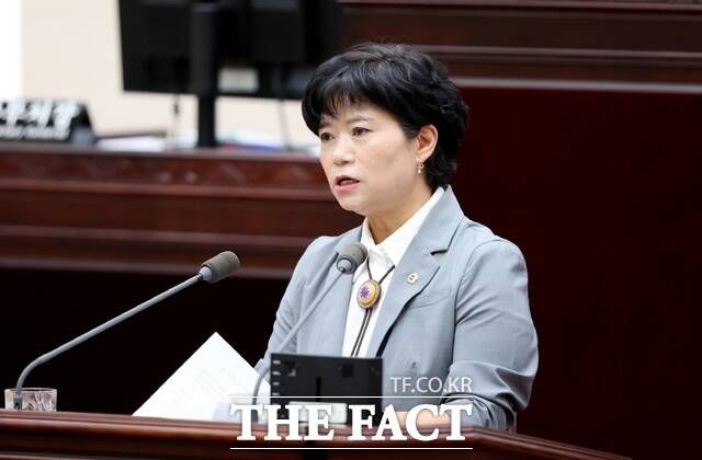 유승분 인천시의회 의원이 17일 열린 제302회 정례회 제3차 본회의에서 시정질문을 하고 있다./인천시의회