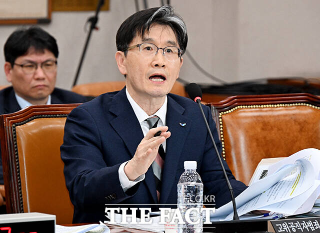 취임 2년 차를 맞은 오동운 고위공직자범죄수사처(공수처)장이 공직사회 부패 척결이라는 설립 취지를 실천하겠다는 의지를 밝혔다. 오동운 공수처장이 12일 오후 서울 여의도 국회에서 열린 법제사법위원회 전체회의에 참석해 질의에 답변을 하고 있다. /국회=배정한 기자