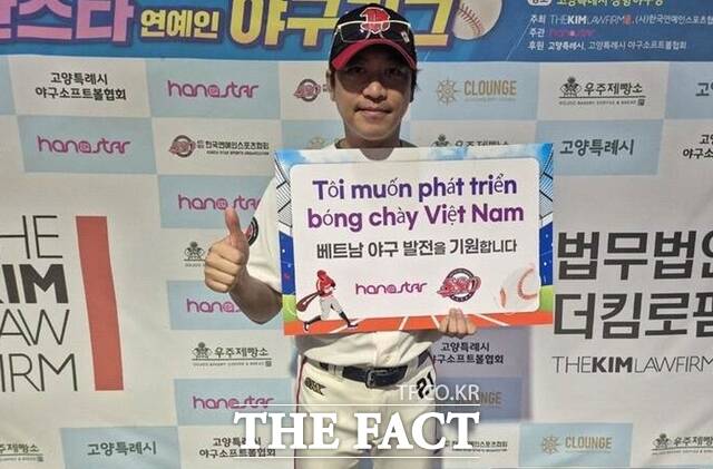 인터미션 단장 배우 오만석은 선발 좌익수 겸 2번타자로 출전, 2타수 무안타를 기록했다. /한스타