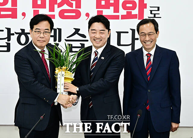 강훈식 대통령비서실장(가운데)과 우상호 정무수석이 17일 오후 서울 여의도 국회에서 송언석 국민의힘 원내대표(왼쪽)를 예방해 이재명 대통령이 보낸 축하난을 전달하고 있다. /국회=배정한 기자