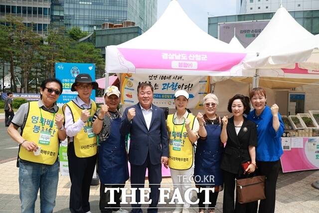 이승화(왼쪽 네번째) 산청군수가 서울 마포구 MBC 상암문화광장에서 경남과 경북 산불 피해 지역 7개 시군이 참여하는 희망장터에서 산청군을 홍보하고 있다./산청군