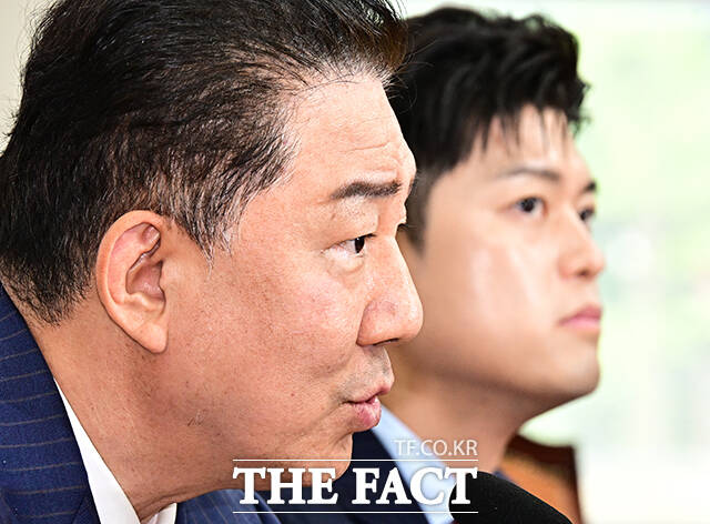 김병기 더불어민주당 대표 직무대행 겸 원내대표가 17일 국회에서 송언석 국민의힘 신임 원내대표를 만나 여야 원내대표 간 만남을 정례화하겠다고 밝혔다./국회=배정한 기자