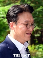  쓴웃음 지으며 출근하는 김민석 국무총리 후보자 [포토]