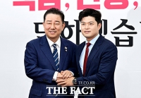  김용태 비대위원장 찾은 김병기 원내대표 [TF사진관]