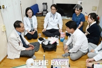  국가유공자와 대화하는 서강석 송파구청장 [포토]