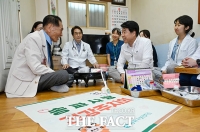 호국보훈의 달 맞아 의료봉사 나선 서강석 송파구청장 [TF사진관]