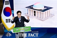  '국회 옥상 태극기로'…국회 탄소중립 로드맵 발표하는 우원식 의장 [TF사진관]