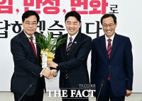  이재명 대통령 축하난 받는 송언석 국민의힘 원내대표 [TF사진관]