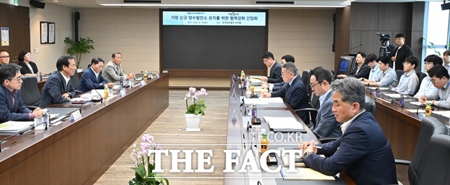 거창군과 한국남부발전이 양수발전소 유치와 관련, 협력 강화 방안을 논의하고 있다./거창군