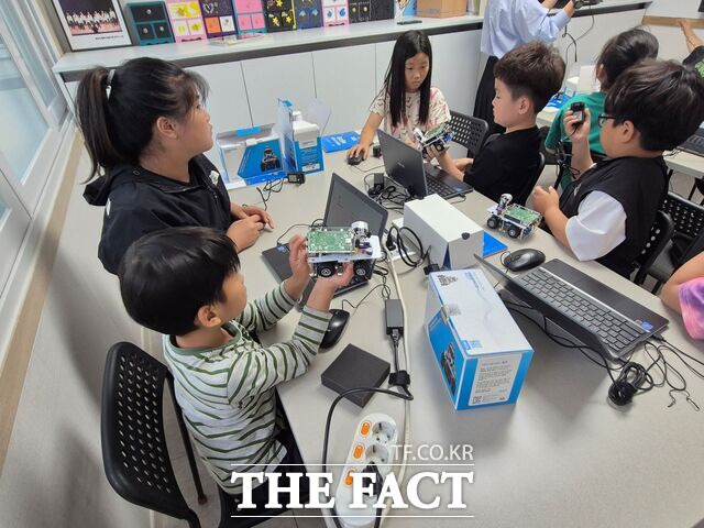 해남군이 지역 아동들을 대상으로 AI 교육을 실시하고 있다./해남군