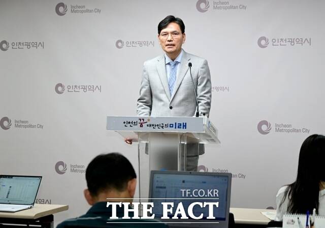 김준성 인천시 글로벌도시국장이 18일 시청 브리핑룸에서 글로벌도시국 소관 현안과 관련해 기자 브리핑을 하고 있다./인천시