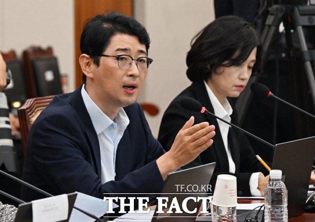 한 최고위원은 남 헐뜯는 것만 잘하는 줄 알았더니 돈 모으는 재주도 있다며 주 의원이 본인 상황은 눈을 찔끔 감고 남의 흠결만 들춰내고 있으니까 이런 상황 두고 뭐 묻은 개가 겨 묻은 개 나무란다, 이런 말 나오는 게 아닌가라고 비판했다./배정한 기자