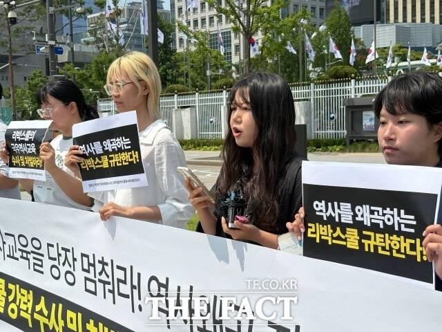일본군 성노예제 문제해결을 위한 전국 대학생 연합 동아리 평화나비네트워크는 18일 서울 종로구 서울정부청사 앞에서 기자회견을 열고 극우역사교육을 당장 멈추고, 역사왜곡 자행하는 리박스쿨 강력 수사와 처벌을 촉구한다고 외쳤다./ 평화나비 네트워크