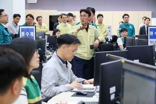 김민석 국무총리 후보자가 18일 장마 수해 현장행보로 서울 중구 서울시 재난안전상황실을 찾아 장마예방 대비태세 현장 점검을 하고 있다. /국무총리후보자 인사청문준비단