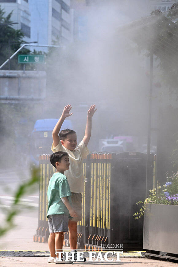 쿨링포그로 더위 식히는 아이들.