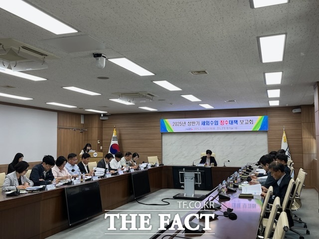 진도군이 2025년 세외수입 징수대책 보고회를 개최하고 있다./진도군