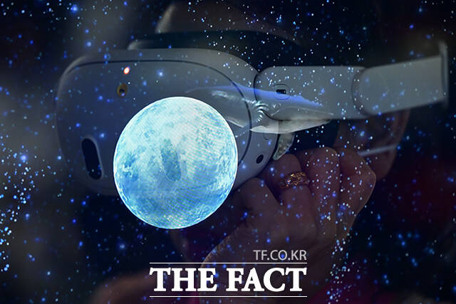 18일 오전 서울 강남구 코엑스에서 열린 메타버스 엑스포 2025에서 관람객이 XR을 이용한 명상 프로그램을 체험하고 있다. /남윤호 기자