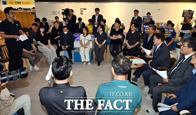 우원식 국회의장과 김남근 더불어민주당 민생부대표가 18일 오전 서울 노원구 동일로 홈플러스 중계점에서 열린 입점점주협의회와의 간담회에서 점주들의 발언을 듣고 있다. /이새롬 기자