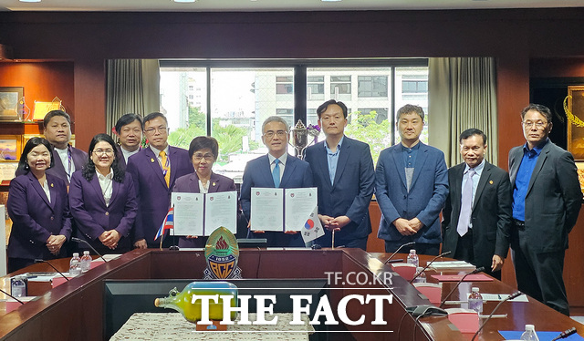 태국 와타나위타야아카데미에서 열린 교육 협력 업무협약식에서 목원대학교와 와타나위타야아카데미 관계자들이 기념 촬영을 하고 있다. /목원대