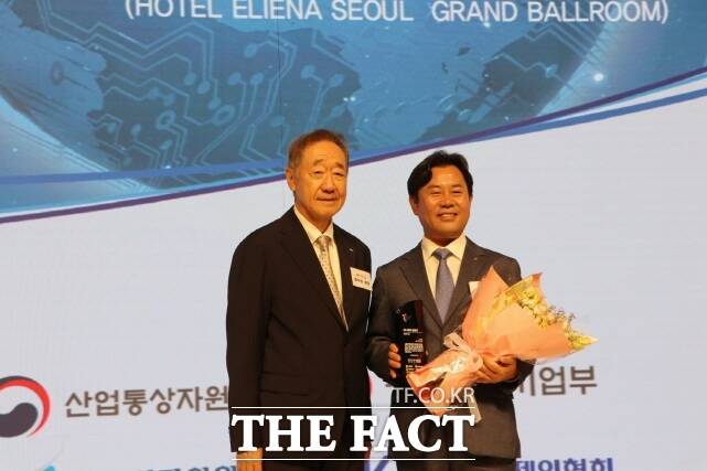 박정현 부여군수(오른쪽)가 17일 서울 엘리에나호텔에서 열린 2025 대한민국 글로벌리더 시상식에서 대상을 수상하고 기념 촬영을 하고 있다. /박정현 SNS