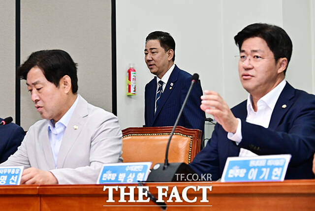 더불어민주당 최고위원회의 참석하는 김병기 대표 직무대행 겸 원내대표.