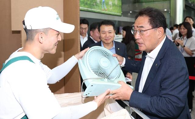 지준섭 농협중앙회 부회장이 18일 범농협 ESG, 가치잇는 모두비움 행사에 참여해 폐전자제품을 기부하고 있다. /농협중앙회