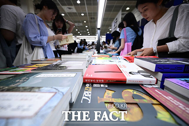 18일 오후 서울 강남구 코엑스에서 열린 2025 서울국제도서전을 찾은 관람객들이 진열된 책을 살펴보고 있다. /남윤호 기자