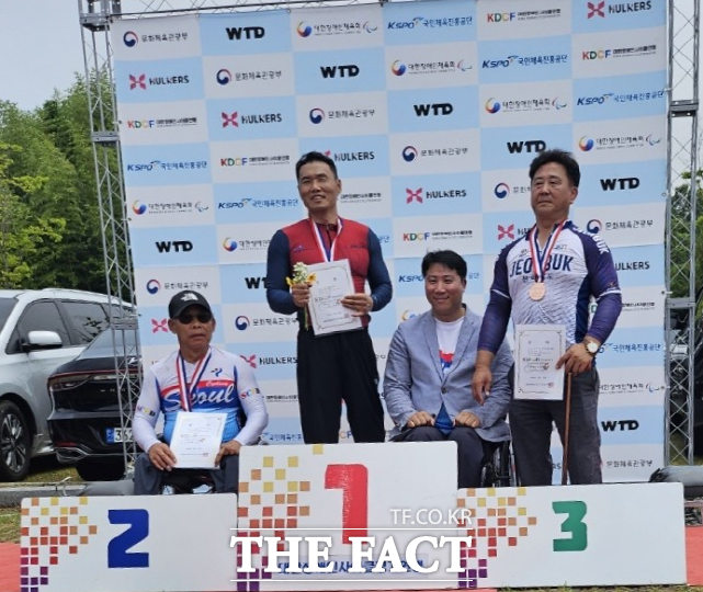 신의현이 2025 전국장애인사이클도로독주대회에서 금메달 딴 뒤 시상대에서 기념촬영을 하고 있다. /세종시