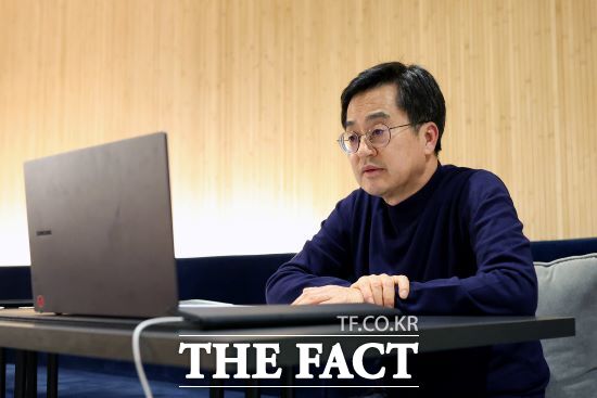 김동연 경기도지사는 현지시간 30일(한국시간 31일 오전 8시) 순방지인 네덜란드의 숙소에서 납북자 가족의 대북전단 살포 계획과 관련해 긴급 상황점검 회의(화상)를 주재했다. /경기도