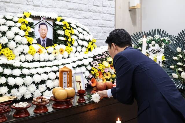 정부는 18일 태안화력발전소 사망사고 관련 협의체를 구성해 운영할 계획이다. 사진은 김민석 국무총리 후보자가 지난 16일 고(故) 김충현 씨 빈소를 찾아 조문한 모습. /김 후보자 인사청문회 준비단