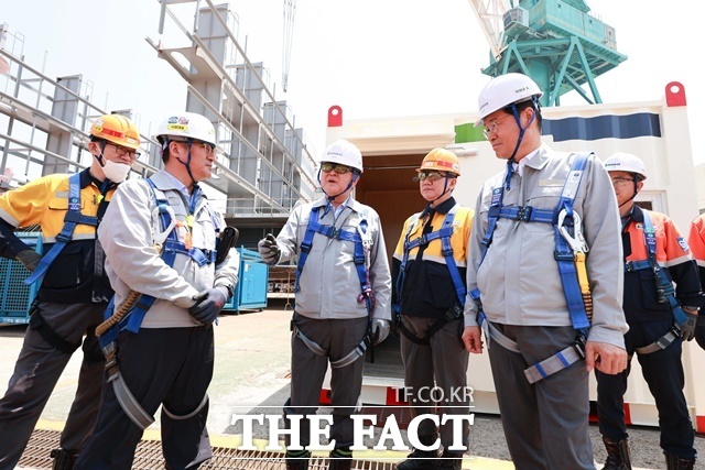 HD현대 권오갑 회장, HD현대중공업 이상균·노진율 사장 등 회사 경영진이 18일 HD현대중공업에서 혹서기 대비 휴게시설 점검을 실시했다. /HD현대