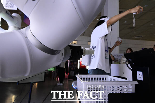 로봇도 이젠 직접 조종해서 작업하는 스마트 팩토리 기술.