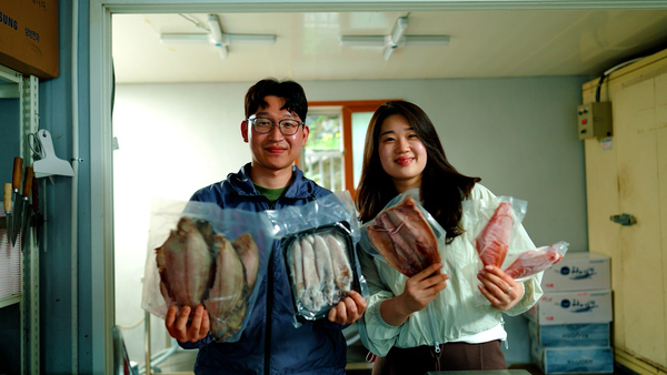 포항 ‘윤자네 수산’ 김지윤(왼쪽), 심예리(오른쪽) 대표. /쿠팡