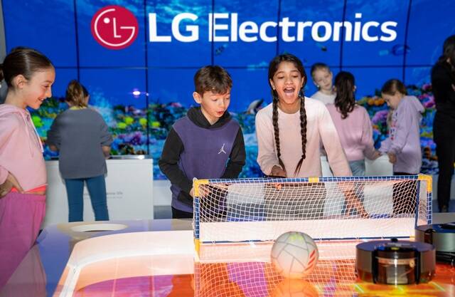 LG전자 북미 법인 본사 사옥 내 과학관 LG 인스피레이션 랩을 찾은 학생들이 로봇 청소기로 축구 게임을 하고 있다. /LG전자