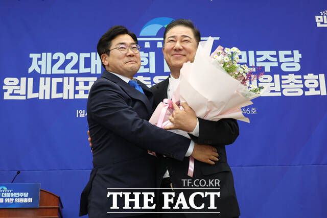 이재명 대통령과 지도부에서 호흡을 맞췄던 박찬대 전 원내대표도 출마를 기정사실화하는 분위기다. 이번 주 공식 출마 선언이 예상되며, 친명계 핵심 인사 간의 경쟁 구도가 한층 선명해지는 분위기다. 13일 서울 여의도 국회에서 열린 제22대 국회 더불어민주당 제2기 원내대표 선출 의원총회에서 김병기(오른쪽) 신임 원내대표가 박 전 원내대표와 꽃다발을 들고 기념촬영하고 있다. /이새롬 기자