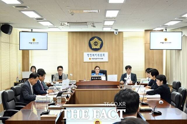 세종시의회 행정복지위원회가 제98회 정례회 기간인 16~17일 회의를 열고 2025년도 세종시 제1회 추가경정예산안과 기금운용계획변경안에 대한 예비심사를 펼치고 있다. /세종시의회