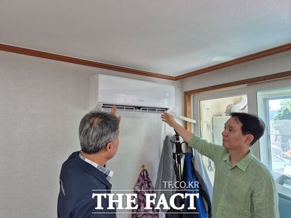 대전도시공사가 18일 에너지취약계층 건강한 여름나기 프로젝트 일환으로 저소득층 세대에게 고효율냉방기기 설치를 지원했다./대전도시공사