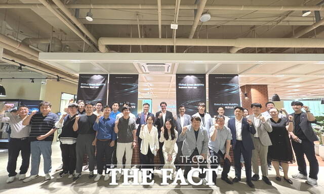 천안시는 18일 천안 그린스타트업타운에서 글로벌 모빌리티 비즈니스·투자 밋업을 개최했다. 사진은 참석자들이 기념 촬영을 하고 있다./천안시
