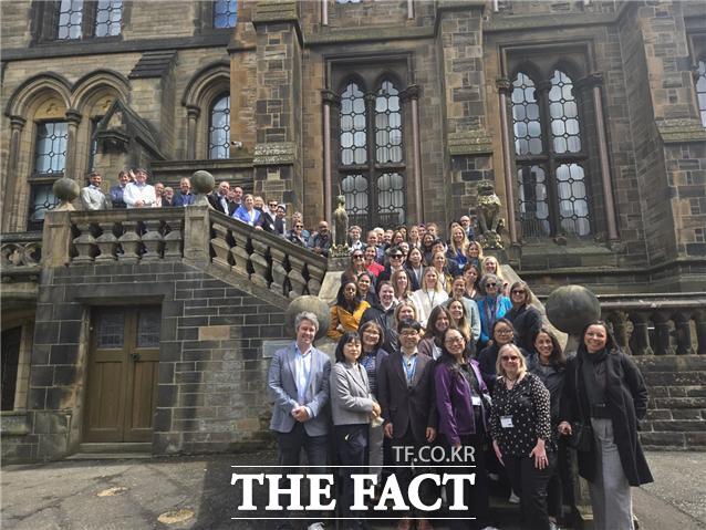 17일(현지시각) 스코틀랜드 글래스고에서 열린 탄소중립도시연합(CNCA) 정기회의에 참석한 전 세계 탄소중립 선도 도시 관계자들이 한 자리에 모여 기념 촬영을 하고 있다. /인천시