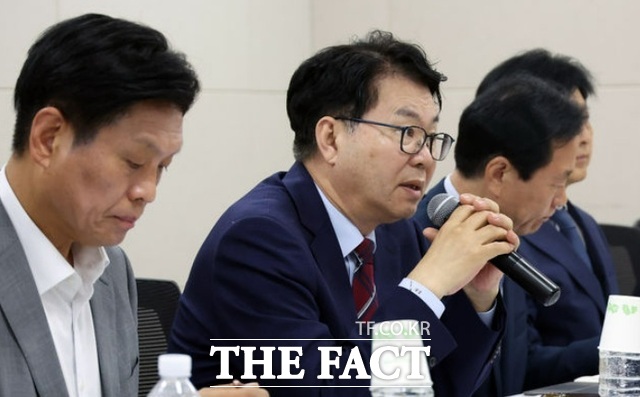 대통령 직속 국정기획위원회(위원장 이한주) 사회2분과(분과장 홍창남)는 18일 교육부와 AI 시대 교육과 이재명 대통령의 공약 서울대 10개 만들기 등을 논의했다. 이한주 국정기획위원장이 경제1분과 기획재정부 업무보고에서 발언하고 있다. /뉴시스