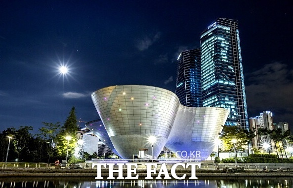 인천시민의 문화 향유에 기여하고 있는 송도국제도시 트라이보울은 원형극장 형태의 공연장과 전시실을 보유한 복합 문화예술 공간이다. /인천경제자유구역청