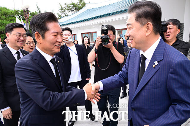 더불어민주당 전당대회를 앞두고 당권 경쟁이 조기 과열되고 있다. 정청래 의원이 출마를 선언한 가운데 박찬대 전 원내대표의 출마도 점쳐지면서 친명계 핵심 인사들 간 친명 대 친명 경쟁이 본격화되고 있다. 김병기 더불어민주당 대표 직무대행 겸 원내대표와 당대표 선거에 출사표를 던진 정청래 의원이 16일 오전 서울 동작구 국립서울현충원에서 만나 인사를 하고 있다. /남윤호 기자