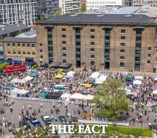 런던 킹스 크로스 역 근처의 그래너리 복합단지는 과거 제빵사들의 밀을 저장하던 곳으로 도시 재개발 프로젝트를 통해 복원했다. 현재는 대학 캠퍼스의 정문 역할뿐만 아니라 스튜디오·강의실, 공연·전시 공간과 350석 규모의 극장을 갖추고 있다. /킹스크로스 홈페이지