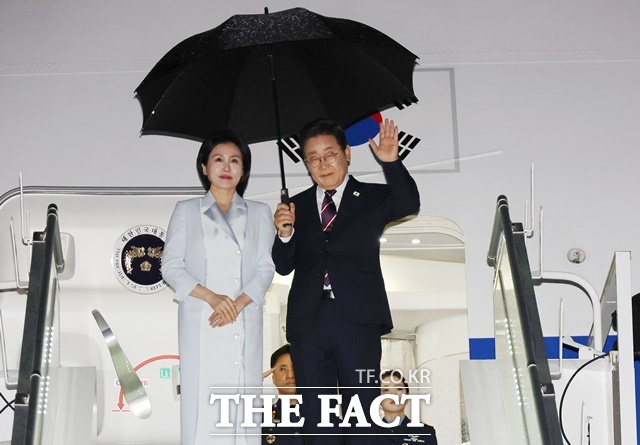 주요 7개국(G7) 정상회의 참석을 마친 이재명 대통령과 부인 김혜경 여사가 17일(현지 시간) 캐나다 앨버타주 캘거리국제공항에 도착해 공군 1호기에 탑승하며 손을 흔들고 있다. 이 대통령은 이번 G7 정상회의와 여러 차례의 양자회담은 대한민국 외교의 새로운 도약을 알리는 신호탄이라며 이같이 평가했다. /캘거리=뉴시스