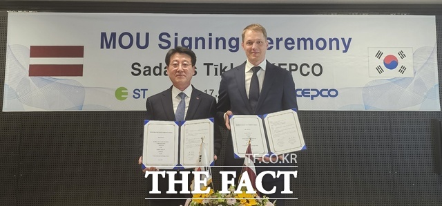 정치교 한전 안전·영업배전 부사장이 지난 17일 스위스 제네바에서 열린 제28회 국제배전망협의회에서 라트비아 최대 배전사인 사달레스 티클스사와 차세대 배전망 관리 시스템인 Grid-K ADMS 기술 협력을 위한 업무협약을 체결한 후 기념촬영을 하고 있다./한국전력