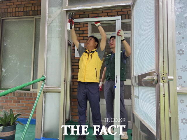 충남 공주시 신관동과 지역사회보장협의체가 17일 특화사업으로 한 가구를 선정해 집 안 전체 방충망을 교체하고 있다. /공주시