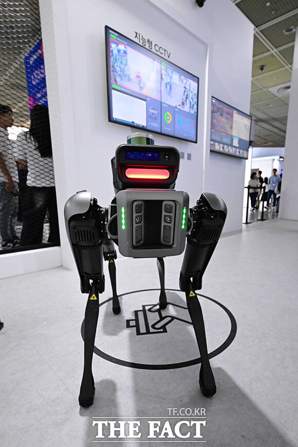 안면인식 기술에 집중한 현대자동차, 등록되지 않은 사람을 구별해 적생 경보등을 표시하고 있다.